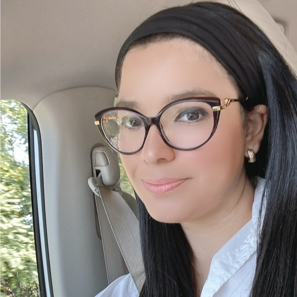 Meet your Posher, Claudia